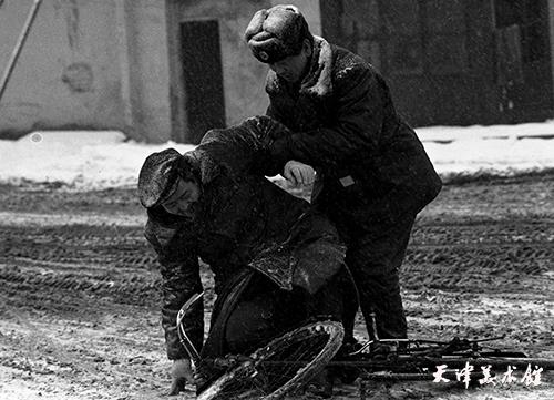 9宋子明摄影“1990年1月28日民警扶起雪中摔倒的行人”.jpg