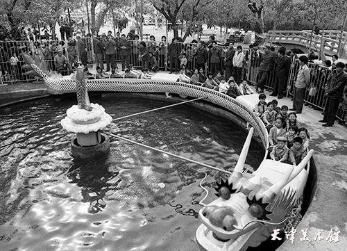 1.韩振铎摄影“1983年5月1日乘坐游龙遨游水上的儿童”.jpg