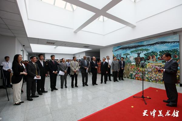 美术进校园——“多彩坦桑——坦桑尼亚挺嘎挺嘎绘画艺术展”走进天津职业技术师范大学.jpg 美术进校园——“多彩坦桑——坦桑尼亚挺嘎挺嘎绘画艺术展”走进天津职业技术师范大学.jpg