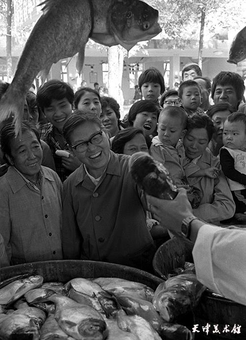 6仇伟军摄影“1985年9月13日河北区幸福道农贸市场”.jpg