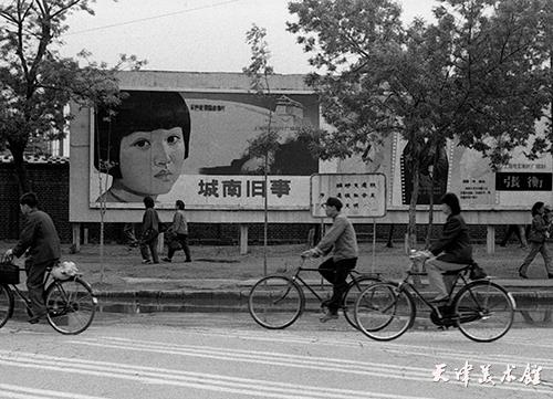 12.韩振铎摄影“1983年5月1日街头的电影宣传画”.jpg
