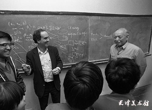 杨新生摄影1986年10月26日数学家陈省身在他任所长的南开数学研究所与师生讨论.jpg