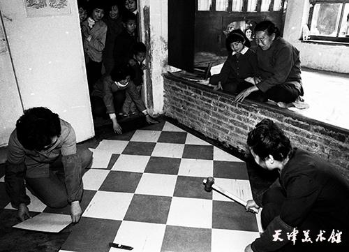 9韩振铎摄影“1984年1月10日塑料地板砖进入农民家庭”.jpg