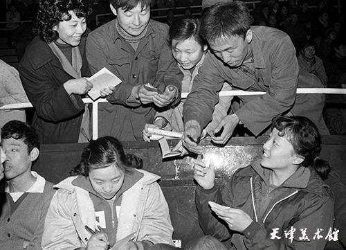 16.李  军摄影“1982年3月4日郎平等国家女排队员给天津球迷签名”.jpg