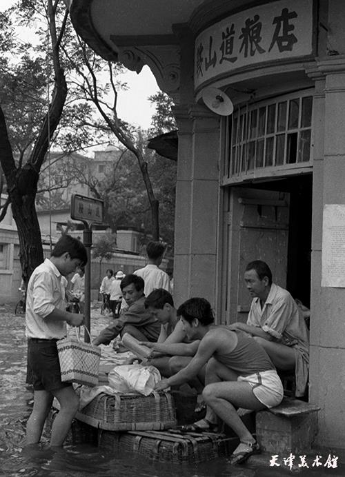 10孙  成摄影“1986年6月27日大雨后的“水上粮店””.jpg