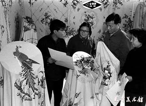 马英——1980年11月7日天津床单二厂采用先织后染新工艺生产的金钟牌印花床单.jpg