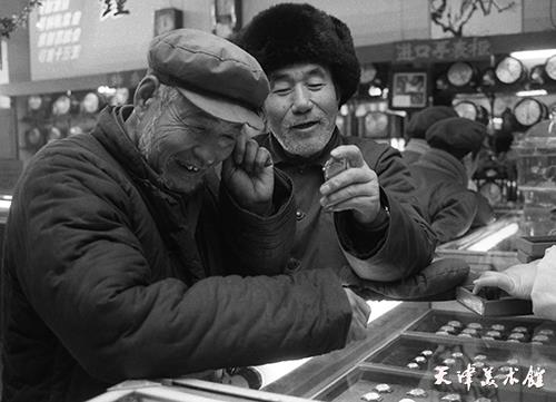 李  军摄影“1985年2月10日农民收入提高，老农民买高档手表”.jpg