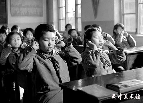 李  军摄影“1981年1月24日学生们每天坚持做眼睛保健操”.jpg