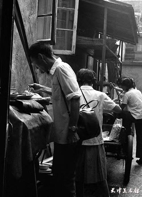 贾菊生——1980年8月12日店里座位不够，市民在胡同里站着吃狗不理包子.jpg