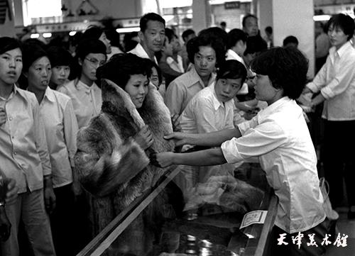 张燕萍摄影“1984年9月14日百货大楼内顾客选购裘皮大衣”.jpg