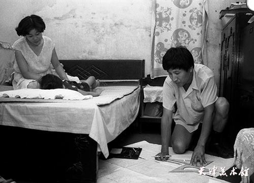 6王志贵摄影“1990年7月20日第二手表厂动件车间助理工程师项金旗 在家里画图纸”.jpg