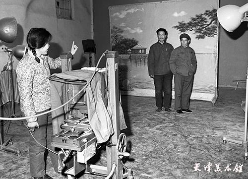 陈则云摄影“1981年1月8日静海县子牙照相馆不断提高照相和冲洗放大的质量，受到群众的好评”.jpg
