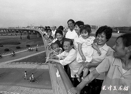 4杨新生摄影“1986年7月1日人们涌上蝶桥看津门新景”.jpg