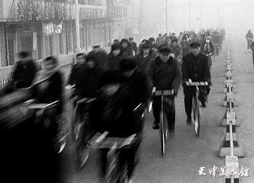 9陈国兴摄影“1986年2月13日天津大光明桥头骑车上班的市民”.jpg