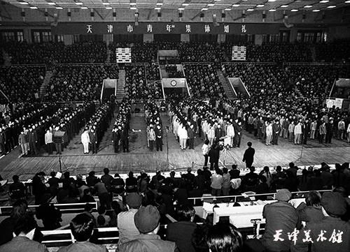杨  克摄影“1981年1月10日人民体育馆内天津697对新人举行集体婚礼”.jpg