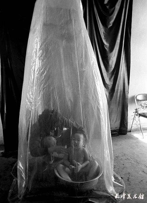 5韩振铎摄影“1983年11月1日天津第二十五塑料厂生产的保温浴罩”.jpg