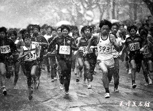 8李锦河摄影“1990年2月18日马拉松比赛”.jpg